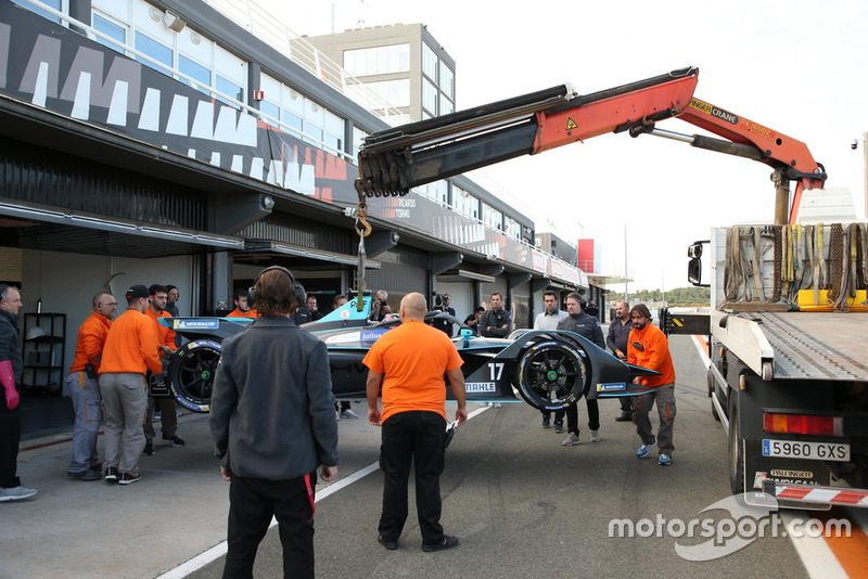 Gary Paffett, HWA Racelab, VFE-05, viene recuperato dai marshal