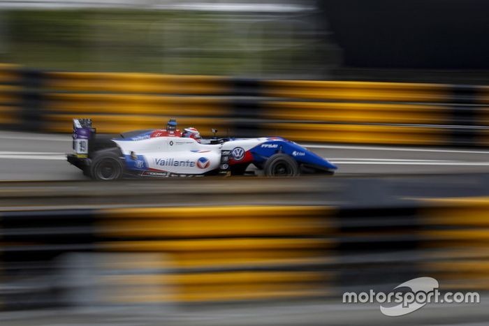 Sacha Fenestraz, Carlin