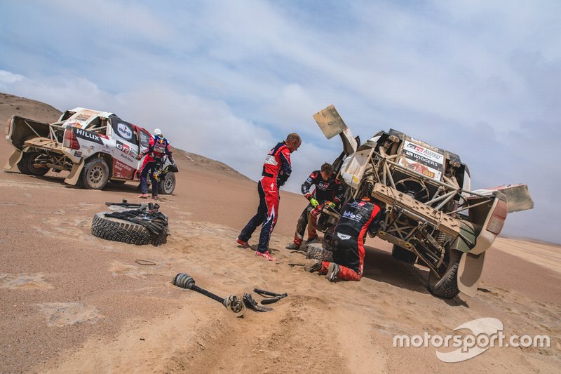 Giniel de Villiers ayuda a Bernhard ten Brinke, Toyota Gazoo Racing