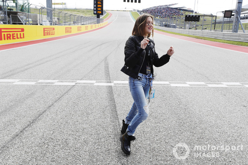 Акторка та модель Моллі Боббі Брайн, Льюіс Хемілтон, Mercedes AMG F1