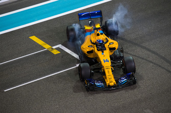 Fernando Alonso, McLaren MCL33, doet donuts