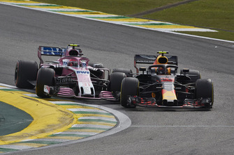 Max Verstappen, Red Bull Racing RB14, en Esteban Ocon, Racing Point Force India VJM11, maken contact