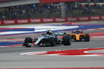 Valtteri Bottas, Mercedes AMG F1 W09 EQ Power+ et Fernando Alonso, McLaren MCL33