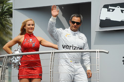 Juan Pablo Montoya, Team Penske Chevrolet mit einem Tampa Bay Buccaneers Cheerleader