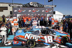 Race winner Kyle Busch, Joe Gibbs Racing Toyota
