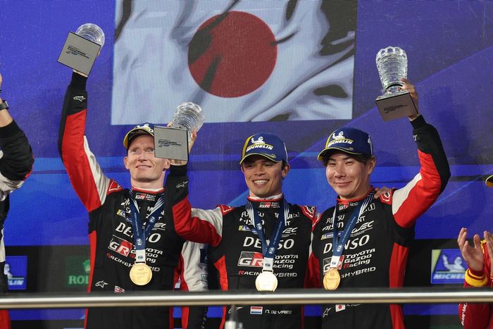 #7 Toyota Gazoo Racing Toyota GR010 — гибрид: Майк Конвей, Камуи Кобаяши, Ник Де Врис