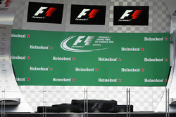 Heineken-logo's op het podium