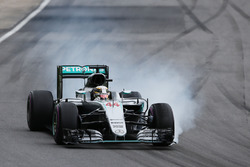Льюис Хэмилтон, Mercedes AMG F1 W07 Hybrid блокирует колеса на торможении