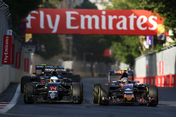 Фернандо Алонсо, McLaren MP4-31 и Карлос Сайнс мл., Scuderia Toro Rosso STR11 - борьба за позицию