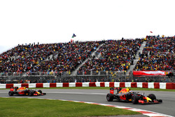 Max Verstappen, Red Bull Racing RB12 lidera a Daniel Ricciardo, Red Bull Racing RB12