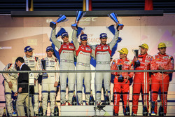 Подіум: переможці Лукас ді Грассі, Лойк Дюваль, Олівер Джарвіс (Audi Sport Team Joest), друге місце