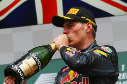 Podio: tercer lugar Max Verstappen, Red Bull Racing celebra con champagne