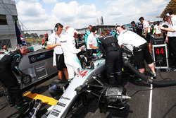 Lewis Hamilton, Mercedes AMG F1 W07 Hybrid en la parrilla