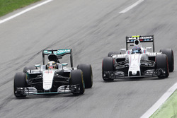 Lewis Hamilton, Mercedes AMG F1 W07 Hybrid et Valtteri Bottas, Williams FW38