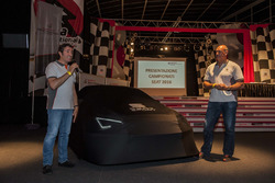 Jamie Puig e Alejandro Mesonero-Romanos tolgono svelano la Seat Leon TCR