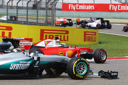 Kimi Raikkonen, Ferrari SF16-H y Lewis Hamilton, Mercedes AMG F1 W07 con alerones rotos a principios