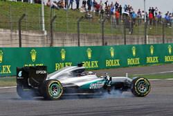 Lewis Hamilton, Mercedes AMG F1 Team W07 locks up under braking with a broken front wing