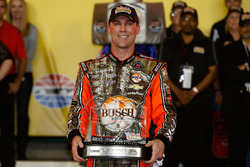 Ganador de la pole Kevin Harvick, Stewart-Haas Racing Chevrolet