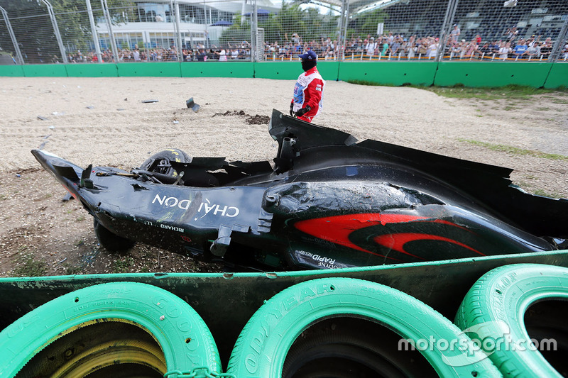 El McLaren MP4-31 de Fernando Alonso, McLaren se retira de la trampa de grava