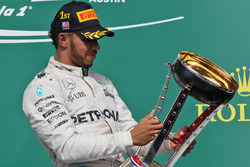 Переможець гонки Льюїс Хемілтон, Mercedes AMG F1 святкує на подіумі