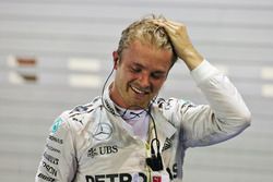 Ganador de la carrera Nico Rosberg, Mercedes AMG F1 celebra en parc ferme