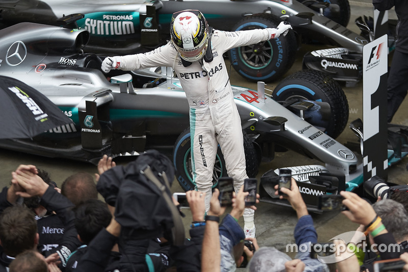 Lewis Hamilton, Mercedes AMG F1, celebra la victoria en parc ferme