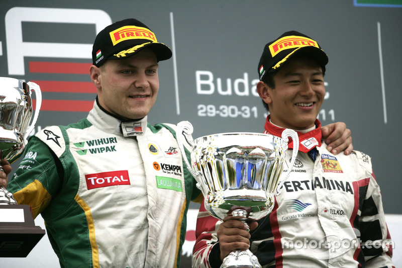 Rio Haryanto merayakan kemenangannya di Race 2 GP3 Hongaria 2011, bersama Valtteri Bottas yang berada di podium kedua.
