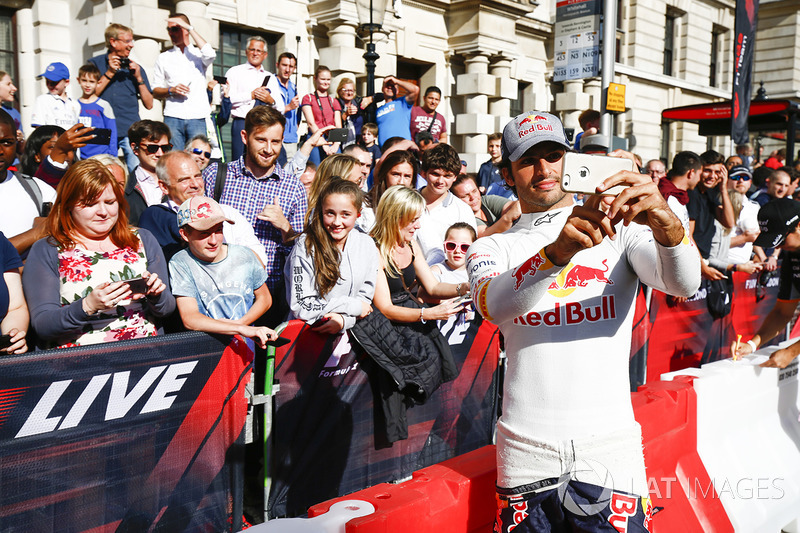 Carlos Sainz Jr., Scuderia Toro Rosso fans