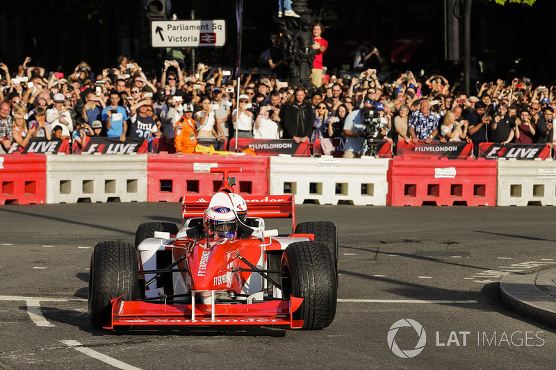 Jenson Button, McLaren, und Naomi Campbell, Model, im Formel-1-Doppelsitzer