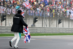 Lewis Hamilton, Mercedes AMG, va en piste pour voir les fans et prend le drapeau du Royaume-Uni