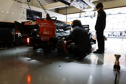 Les ingénieurs travaillent dans le garage McLaren