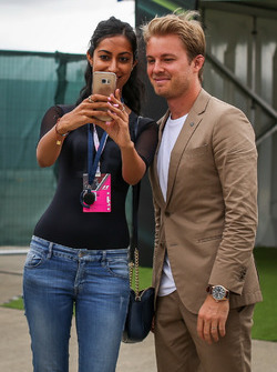 Nico Rosberg, Embajador de Mercedes-Benz posa para una fotografía selfie con los fans
