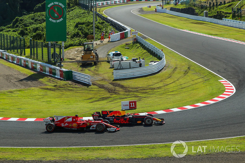 Sebastian Vettel, Ferrari SF70H and Max Verstappen, Red Bull Racing RB13 lottano per la posizione