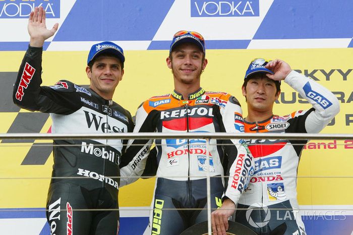 Podio: 1º Valentino Rossi, 2º Alex Barros, 3º Tohru Ukawa