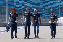 Carlos Sainz Jr., Scuderia Toro Rosso camina por el circuito