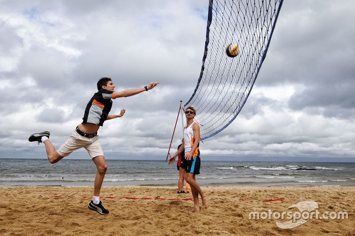 Esteban Ocon, Sahara Force India F1 Team, juega a voley en la Brighton Beach
