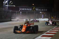 Stoffel Vandoorne, McLaren MCL32, Esteban Ocon, Sahara Force India F1 VJM10