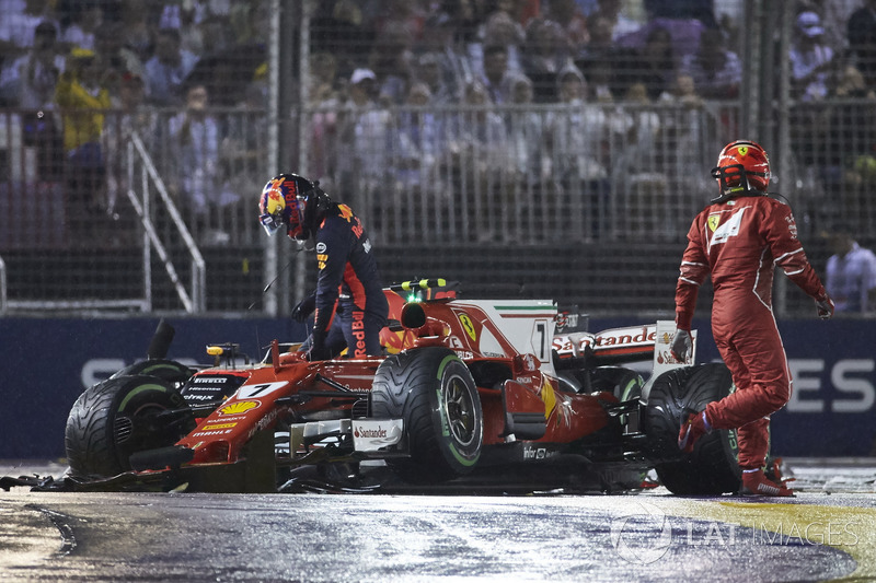 Kimi Raikkonen, Ferrari SF70H, Max Verstappen, Red Bull Racing RB13, nach Crash