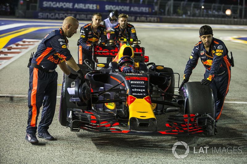 Max Verstappen, Red Bull Racing RB13, poussé par des mécaniciens