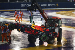 De gecrashte wagen van Max Verstappen, Red Bull Racing RB13 wordt opgeruimd