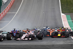 Daniil Kvyat, Scuderia Toro Rosso STR12, collides, Fernando Alonso, McLaren MCL32