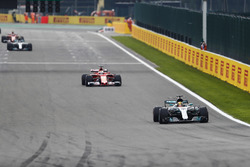 Lewis Hamilton, Mercedes AMG F1 W08, Sebastian Vettel, Ferrari SF70H