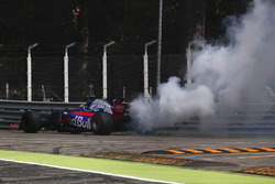 Carlos Sainz Jr., Scuderia Toro Rosso STR12, bleibt stehen