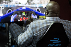 Basketball-Legende Shaquille O'Neal im Formula E Simulator
