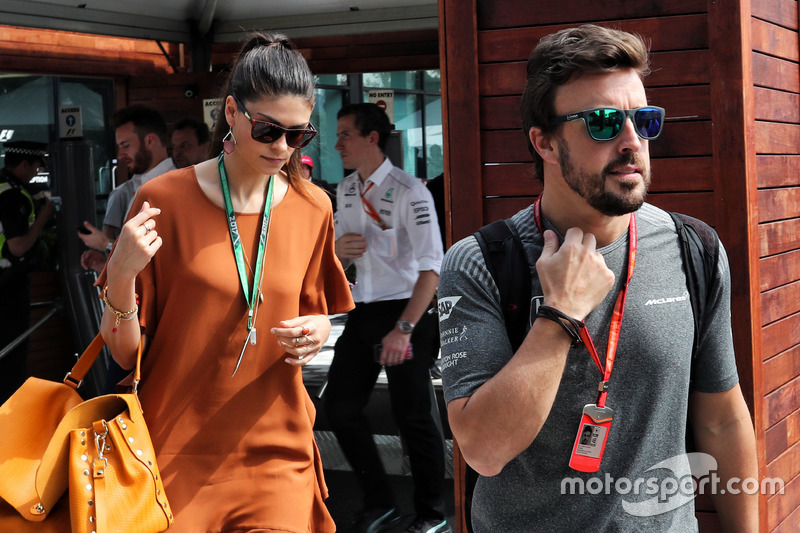Fernando Alonso, McLaren avec sa compagne Linda Morselli GP d'Australie Photos Formule 1 Fernando Alonso, McLaren avec sa compagne Linda Morselli GP d'Australie Photos Formule 1