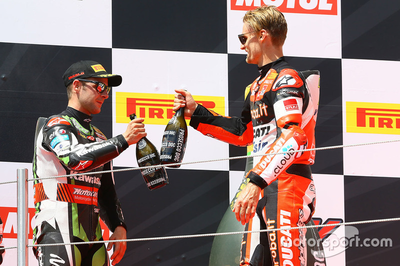 Podio: il vincitore della gara Chaz Davies, Ducati Team, il secondo classificato Jonathan Rea, Kawasaki Racing, il terzo classificato Marco Melandri, Ducati Team