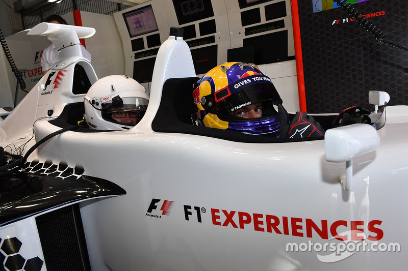 Пилот F1 Experiences Патрик Фризахер с пассажиром