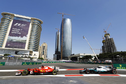 Sebastian Vettel, Ferrari SF70H, Valtteri Bottas, Mercedes AMG F1 W08, sortent de la voie des stands