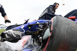 El coche chocado de Carlos Sainz Jr., Scuderia Toro Rosso STR12 es removido de la pista