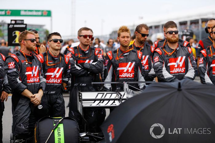 Los miembros del equipo Haas F1 Team durante el minuto de silencio